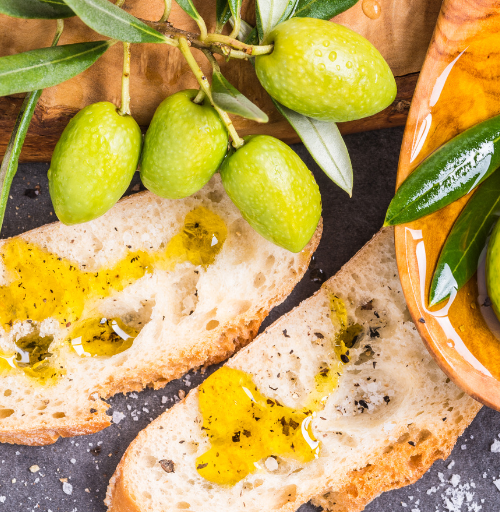 In this article we explore how olive oil can contribute to a healthy microbiota and thus improve our digestive health.